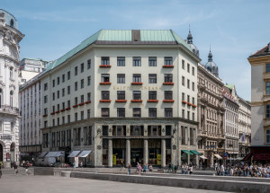 La Looshaus nella centrale piazza Michaelerplatz di Vienna / The Looshaus in the very central Michaelerplatz in Vienna © CC BY-SA 4.0, Thomas Ledl, Wikimedia