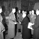 Reinhard Heydrich riceve da Emil Hácha una delle sette chiavi dei gioielli della Corona ceca / Reinhard Heydrich receives one of the seven keys to the Czech crown jewels from Emil Hácha © Wikipedia